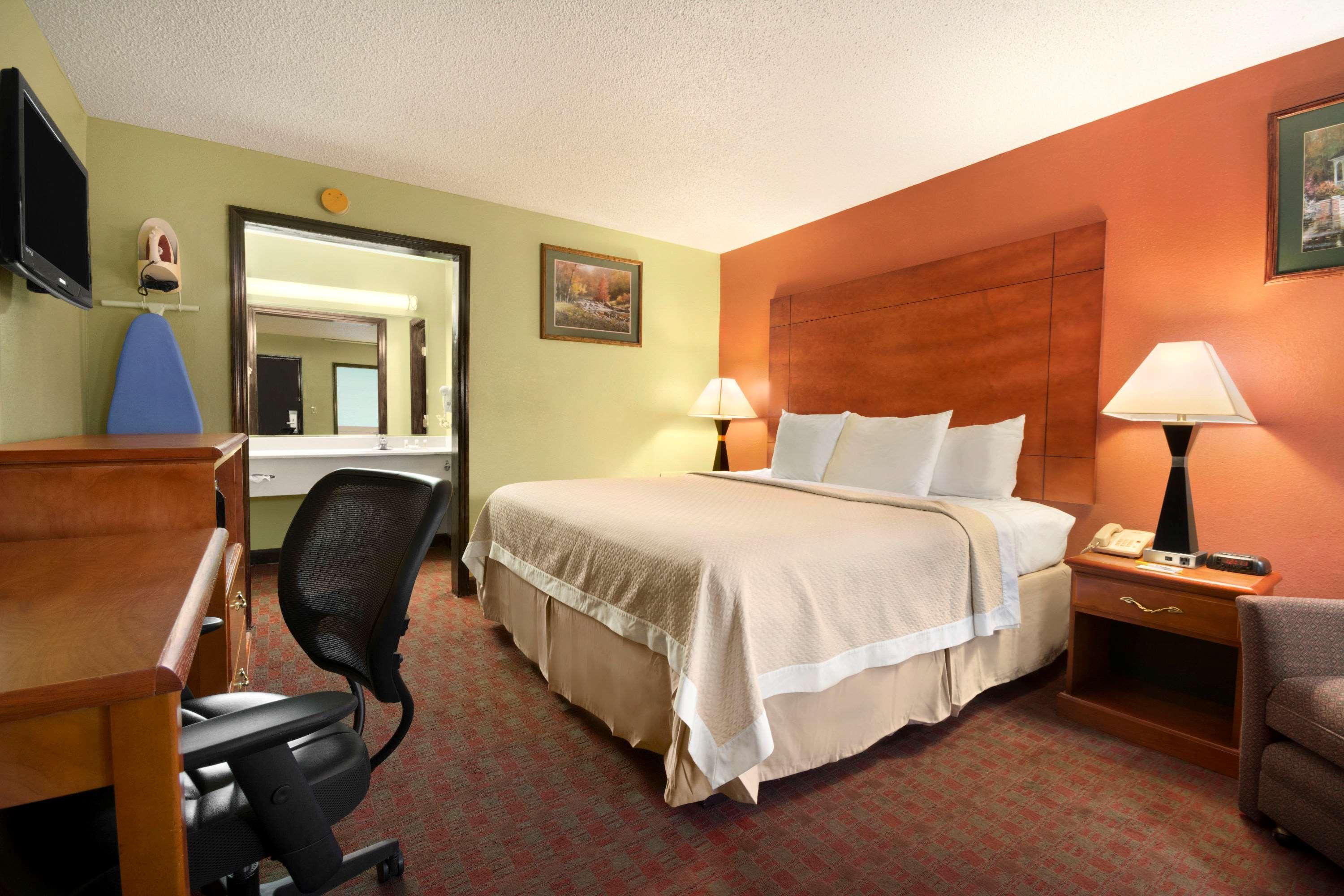 Days Inn By Wyndham Jacksonville Nc Exterior photo