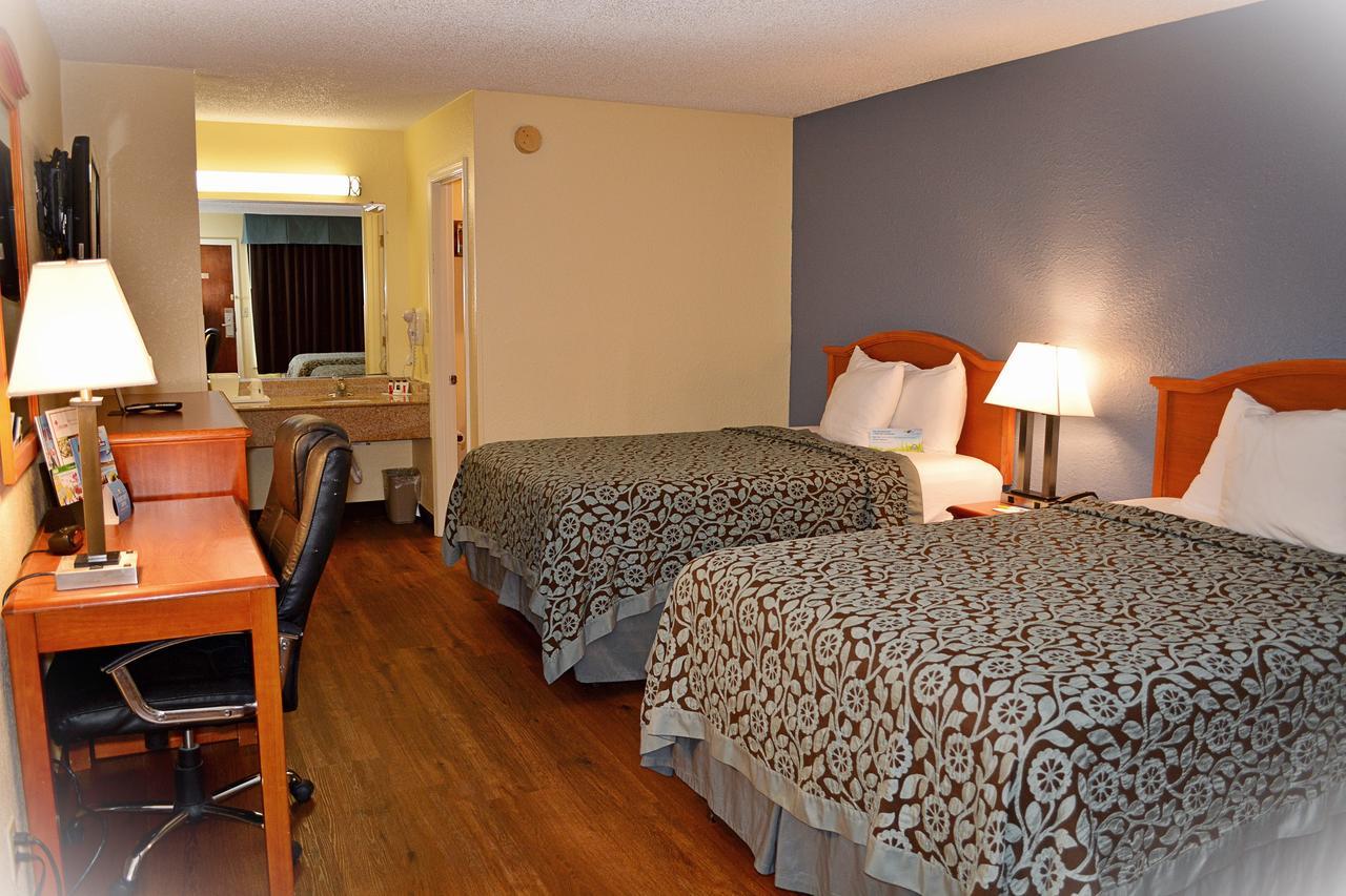 Days Inn By Wyndham Jacksonville Nc Exterior photo