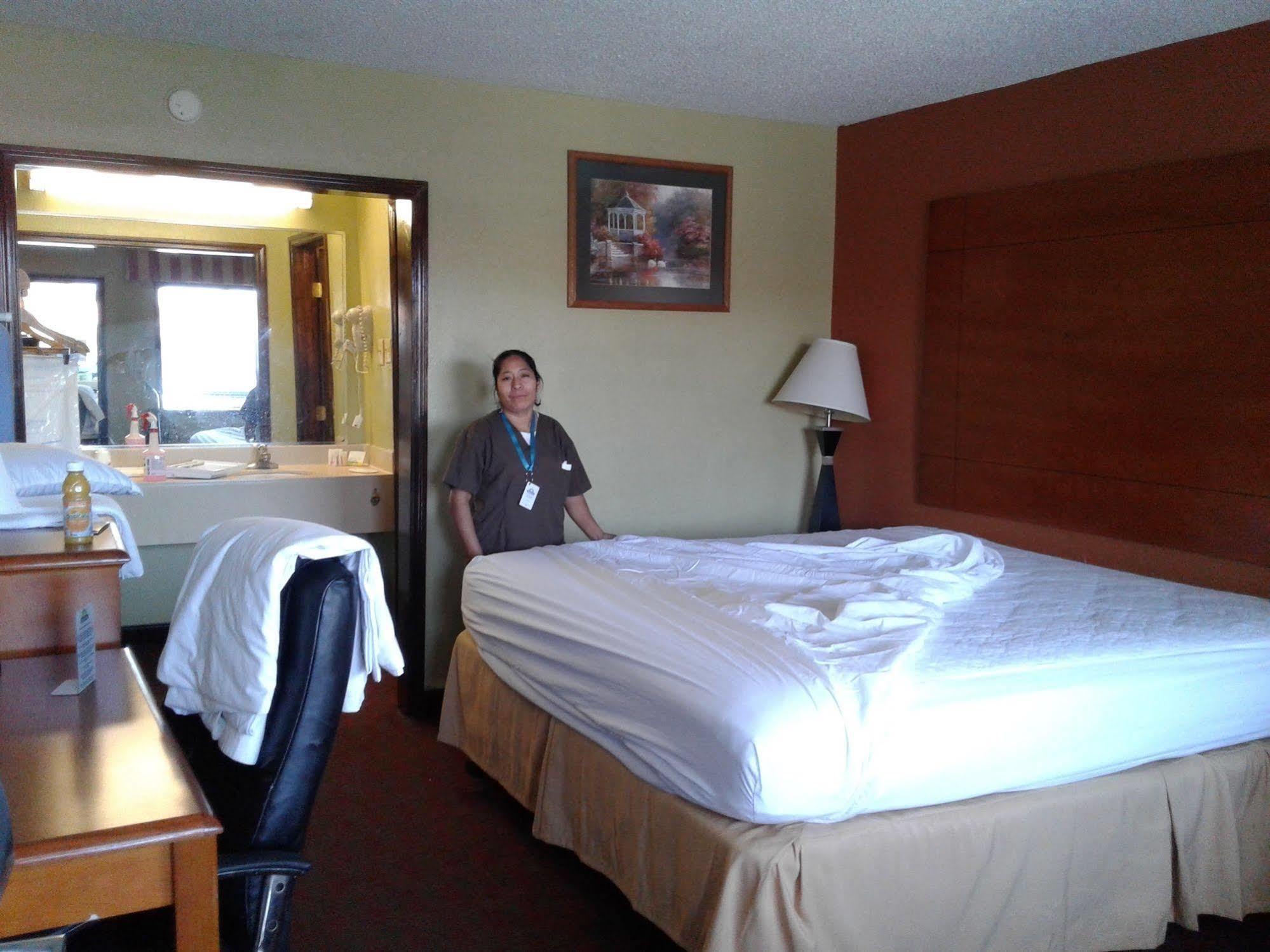 Days Inn By Wyndham Jacksonville Nc Exterior photo